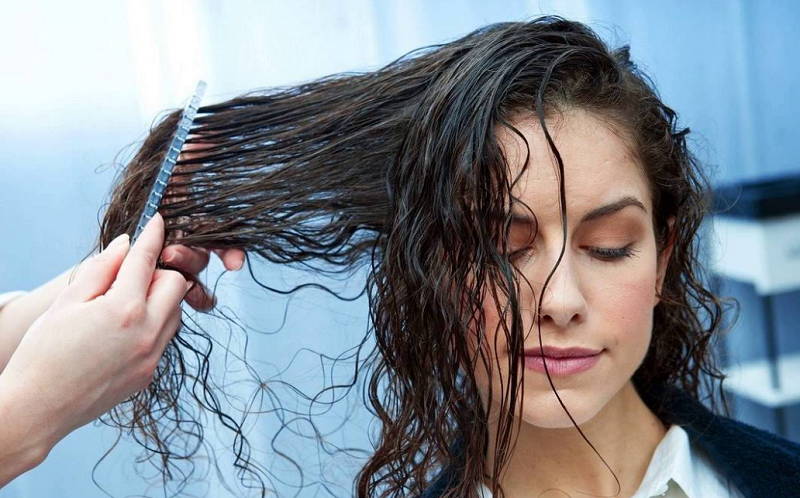 Chải đầu khi tóc ướt