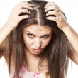 Tóc rụng quá nhiều khi gội đầu phải làm sao?